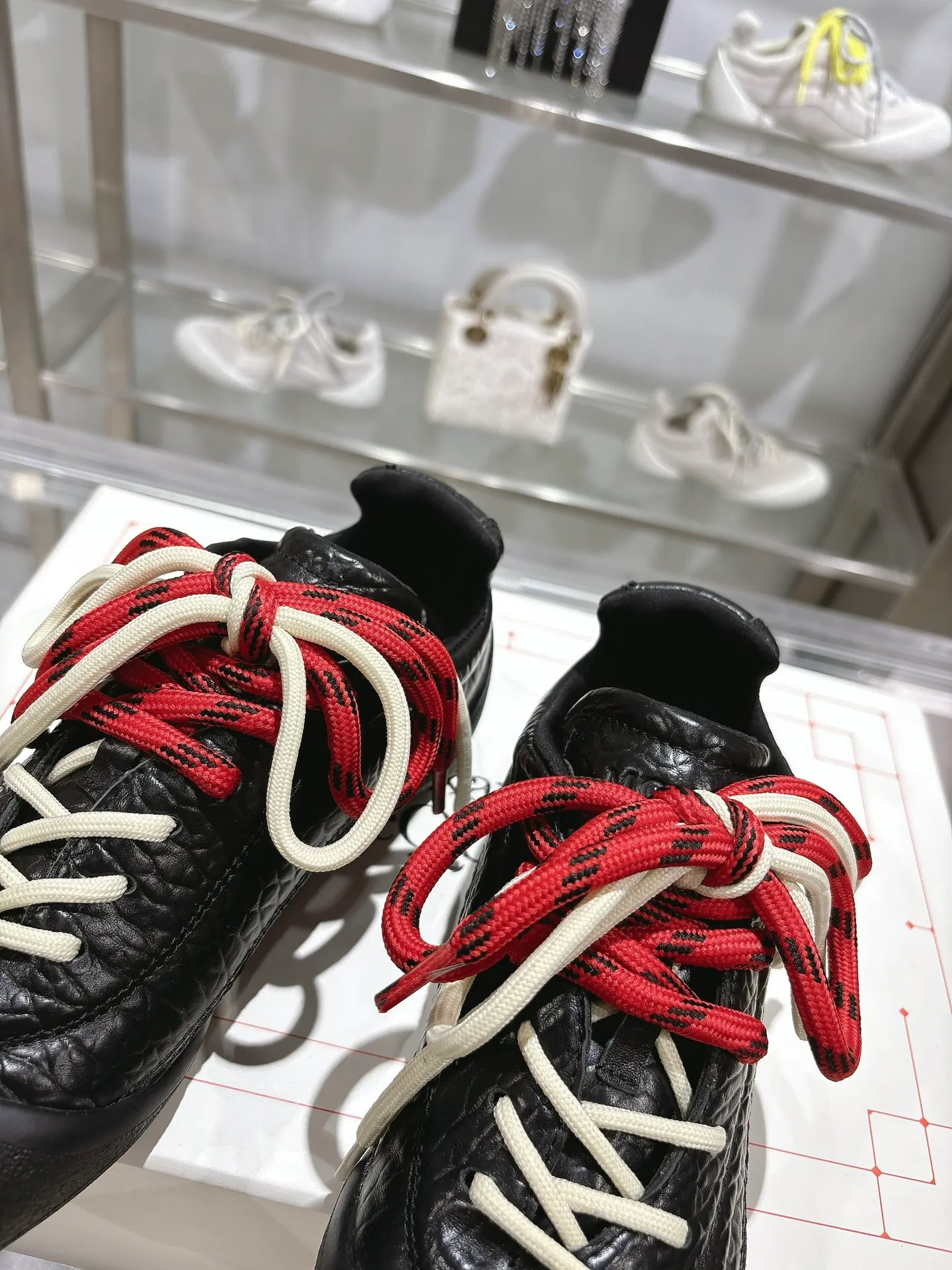 p580💰Couple model 𝐀𝐥𝐞𝐱𝐚𝐧𝐝𝐞𝐫 𝐌𝐜𝐐𝐮𝐞𝐞𝐧#/Alexander McQueen’s latest Flexion series, retro, casual, sneakers, original purchase, development, production, this Flexion Off Low-top sneakers in white grained leather with varying sized laces and an anatomically inspired lightweight segmented sole. The reverse skull pattern is embossed on the heel. Fabric: Original customized imported first-layer cowhide. Lining: Customized imported breathable mesh lining. Sole: Original open-molded non-slip TPU material. Bottom thickness: 2CM. Size: #Female size 35-40 (40 customized, non-refundable) #Men’s code 39-45 (45 customized, non-refundable)